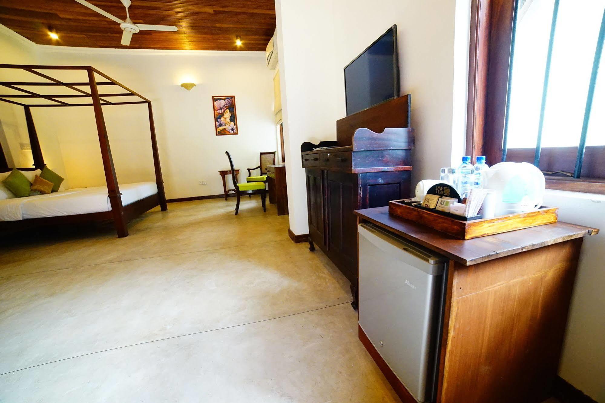 Lespri Grand Hotel Негомбо Екстериор снимка