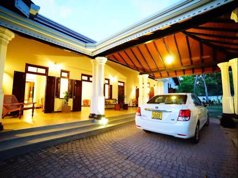Lespri Grand Hotel Негомбо Екстериор снимка