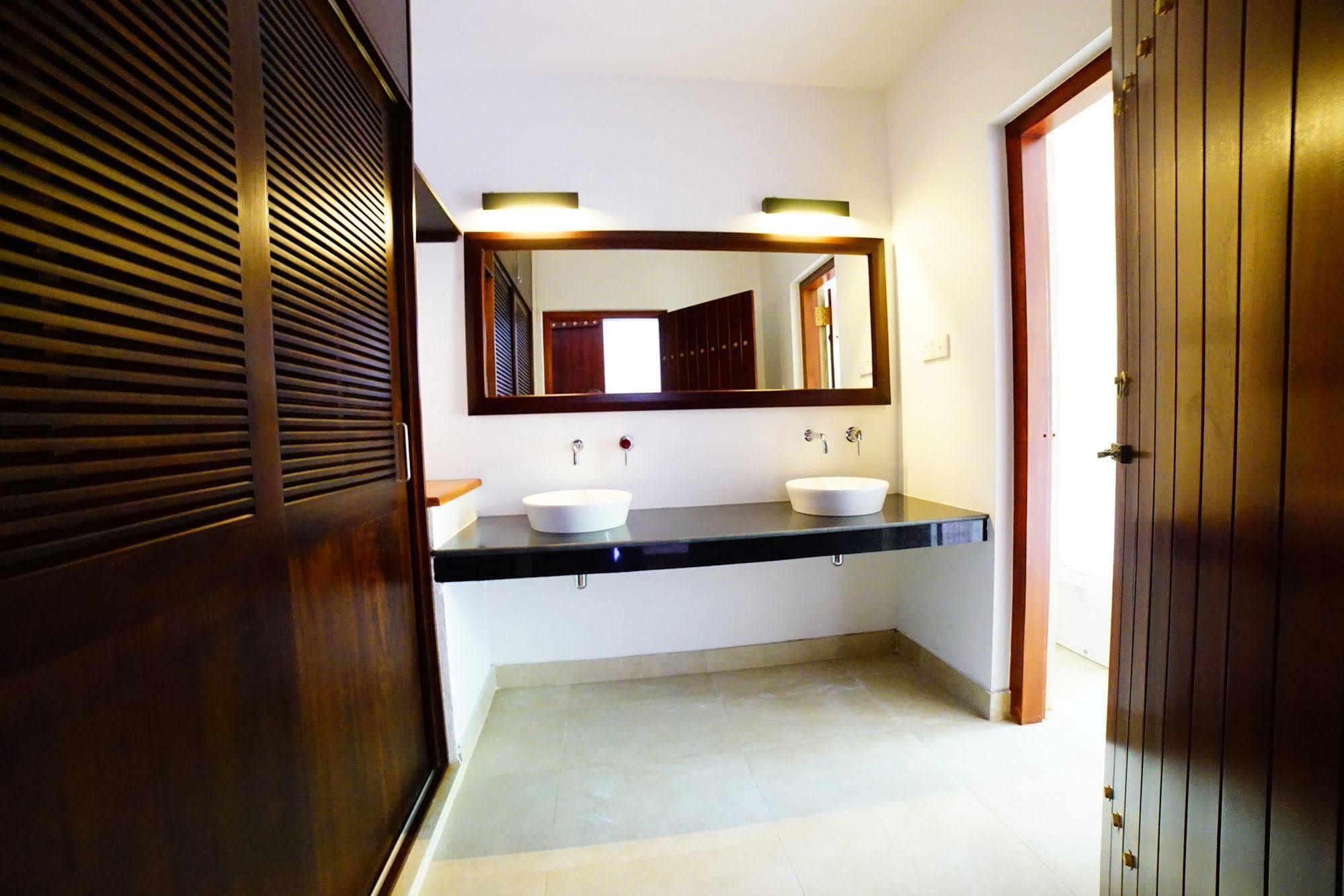 Lespri Grand Hotel Негомбо Екстериор снимка