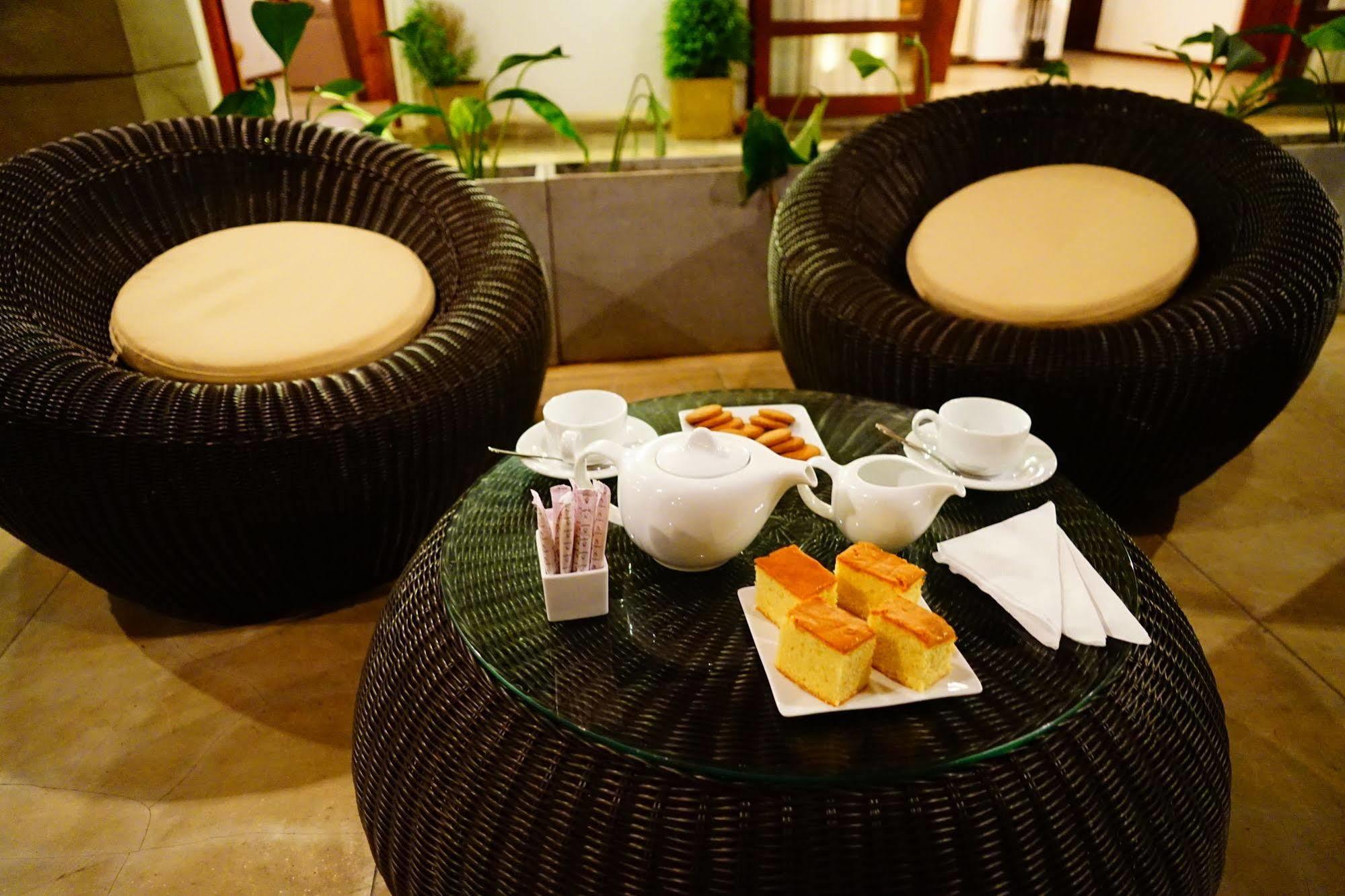 Lespri Grand Hotel Негомбо Екстериор снимка