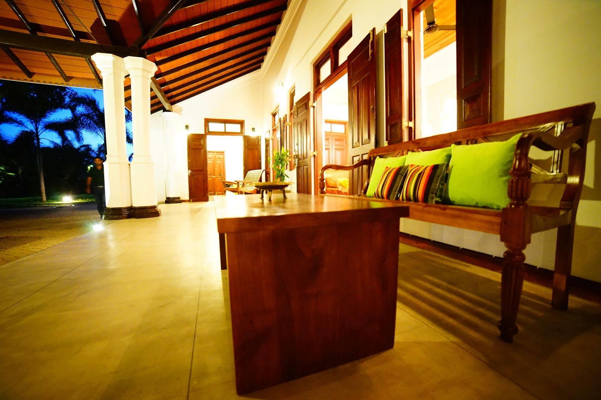 Lespri Grand Hotel Негомбо Екстериор снимка